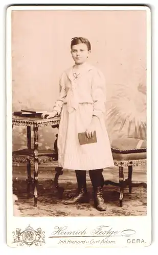 Fotografie Heinrich Festge, Gera, junges Fräulein im weiss gestreiften Kleid mit Buch in der Hand
