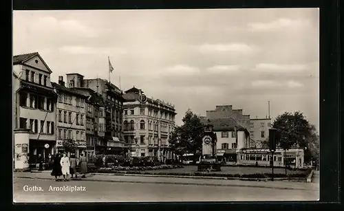 AK Gotha, Arnoldiplatz mit Passanten