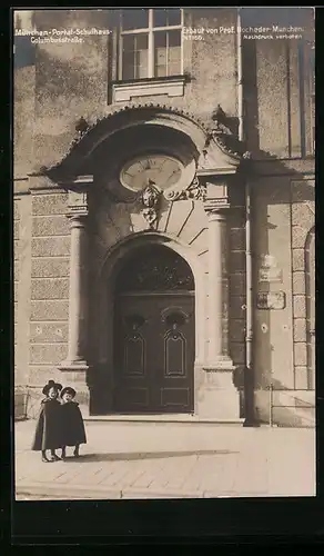 AK München, Portal vom Schulhaus in der Columbusstrasse