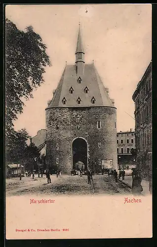 AK Aachen, Passanten vor dem Marschiertor