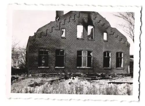 3 Fotografien Ansicht Westerbelmhusen, die abgebrannte Schule in Westerbelmhusen, Brand am 24.02.1942