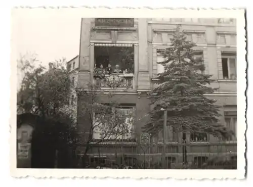 3 Fotografien Ansicht Leipzig, Wohnhaus in der Kandsberger Str. 23, mit Innenansicht der Wohnung