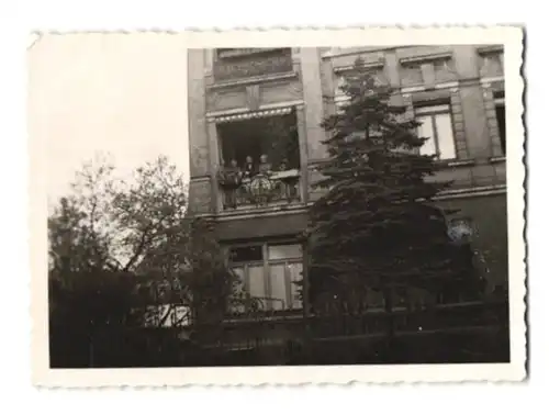 3 Fotografien Ansicht Leipzig, Wohnhaus in der Kandsberger Str. 23, mit Innenansicht der Wohnung