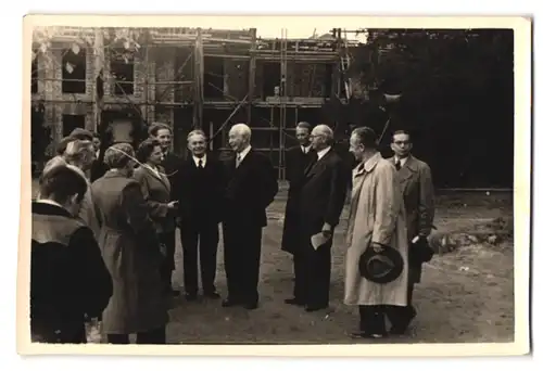 5 Fotografien Bundespräsident Theodor Heuss besucht eine Baustellte, privat Fotos