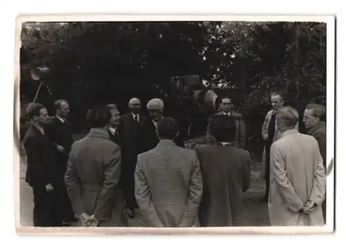 5 Fotografien Bundespräsident Theodor Heuss besucht eine Baustellte, privat Fotos