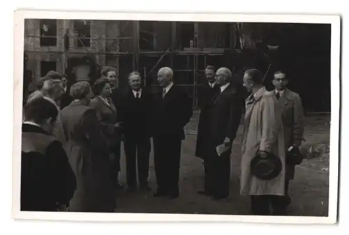 5 Fotografien Bundespräsident Theodor Heuss besucht eine Baustellte, privat Fotos