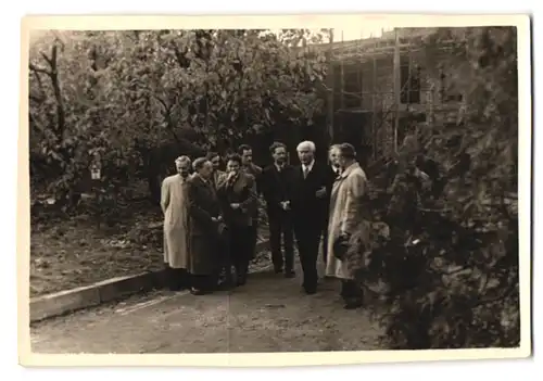 5 Fotografien Bundespräsident Theodor Heuss besucht eine Baustellte, privat Fotos