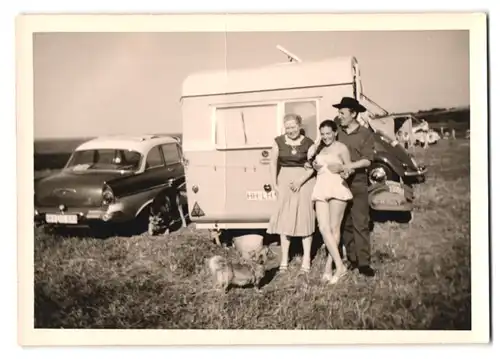 6 Fotografien Zelten, Wohnanhäger, VW-Käfer, Schäferhund