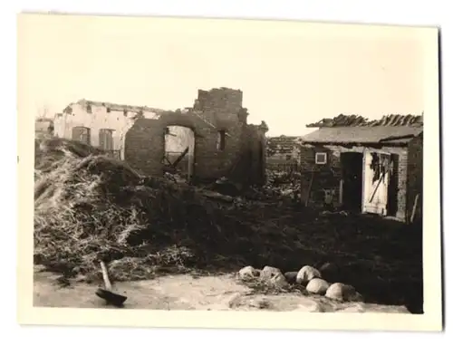 2 Fotografien Ansicht Lehmrade, völlig abgebrannte Wohn- und Wirtschaftsgebäude mit verkohltem Pferd, 1941