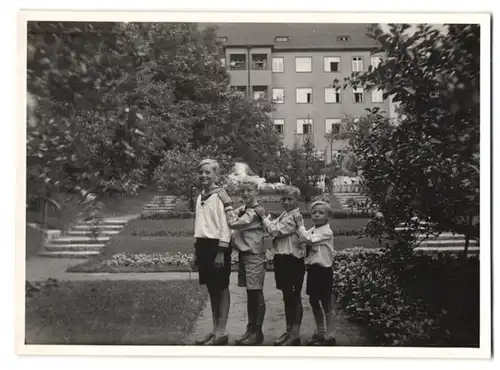 2 Fotografien Ansicht Berlin-Tempelhof, vier junge Knaben posieren der Grösse nach in Tempelhof