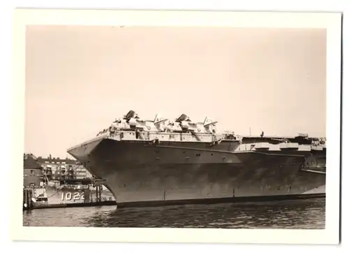 2 Fotografien Schiff amerikanischer Flugzeugträger mit Navy Flugzeugen