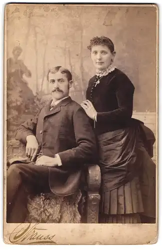 Fotografie Strauss, St. Louis, Franklin Ave. 124B, bürgerliches Ehepaar posierend in Kamera blickend