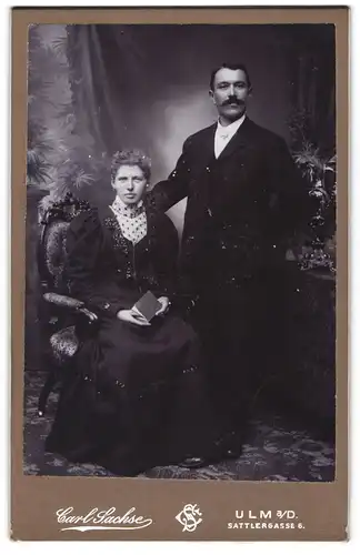 Fotografie Carl Sachse, Ulm a/D., Sattlergasse 6, stolzer Ehemann mit Schnurrbart und seine Frau im schicken Kleid