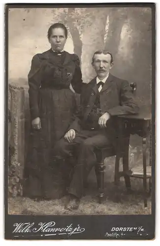 Fotografie Wilh. Klanneitz jr., Dorsten i/W., Recklinghauserstr., ernst blickende Dame im schwarzen Kleid mit ihrem Mann