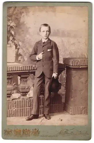 Fotografie W. Kuntzemüller, Baden-Baden, Friedrich-Str. 1, adrett gekleideter junger Bursche im Anzug mit Hut