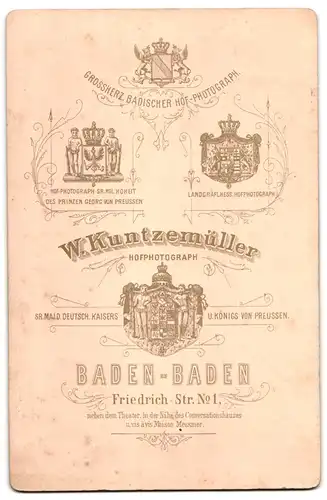 Fotografie W. Kuntzemüller, Baden-Baden, Friedrich-Str. 1, adrett gekleideter junger Bursche im Anzug mit Hut