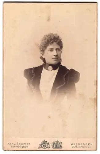 Fotografie Karl Schipper, Wiesbaden, Rheinstr.31, junge Frau in schwarzem Samtkleid mit Halsamulett