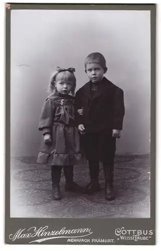 Fotografie Max Hinzelmann, Cottbus, Bruder in Matrosenkleidung mit Schwesterchen posierend