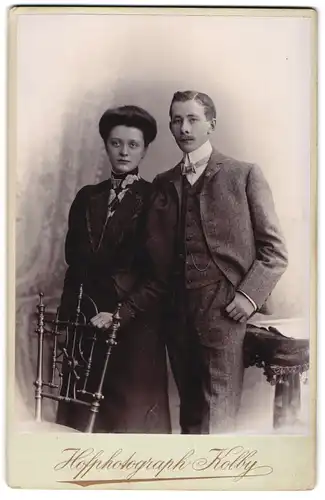 Fotografie Friedrich Kolby, Zwickau i. S., äuss. Plauensche-Str., adrett gekleidetes Ehepaar posierend in Fotostudio
