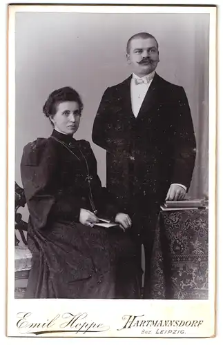 Fotografie Emil Hoppe, Hartmannsdorf, Ehepaar im Mantel und schwarzen Kleid