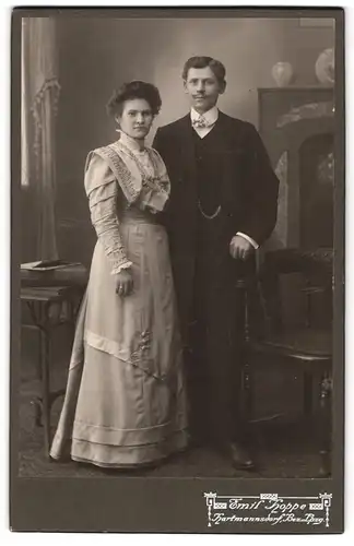 Fotografie Emil Hoppe, Hartmannsdorf, junges Ehepaar in förmlicher Kleidung