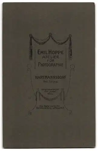 Fotografie Emil Hoppe, Hartmannsdorf, junges Ehepaar in förmlicher Kleidung