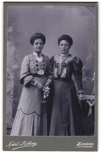 Fotografie Carl Böhm, Altenburg, Am Hoftheater, zwei ähnlich aussehende Schwestern in verzierten Kleidern
