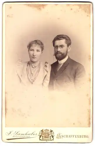 Fotografie F. Samhaber, Aschaffenburg, Mann mit Vollbart und Zwicker mit seiner Frau