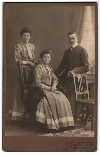 Fotografie Adolf Flohr, Oehringen, zwei Damen in Baumwollkleidern mit Herr im Anzug