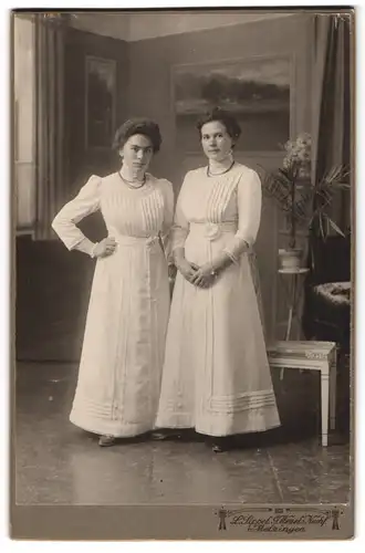 Fotografie L. Sippel, Metzingen, zwei junge Damen in strahlend weissen Baumwollkleidern
