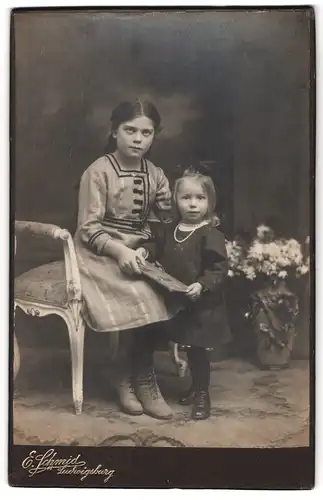 Fotografie E. Schmid, Ludwigsburg, Myliusstrasse 10, Mädchen mit ihrer kleinen Schwester posierend