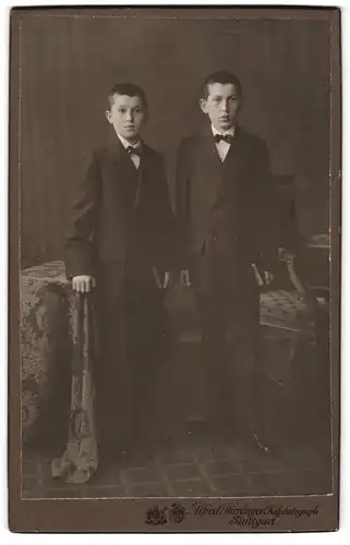 Fotografie Alfred Hirrlinger, Stuttgart, Gartenstr.9, zwei junge Brüder im Anzug mit Fliege