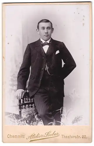 Fotografie Clemens Seeber, Chemnitz, Theaterstr. 22, gediegener Herr in schwarz kariertem Anzug mit Fliege