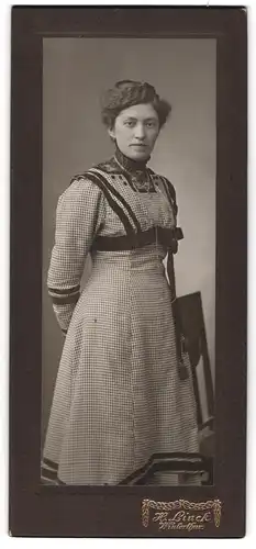 Fotografie H. Linck, Winterthur, St. Georgenstr. 38, hübsche Frau im schwarz weiss kariertem Kleid