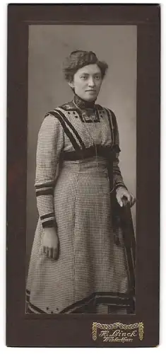 Fotografie H. Linck, Winterthur, St. Georgenstr. 38, hübsche Frau in schwarz karierten Kleid mit langer Kette