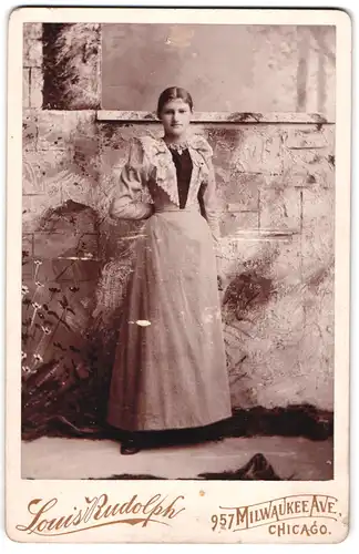 Fotografie Louis Rudolph, Chicago, Milwaukee Ave., junge Frau im Kleid mit Spitzenkragen