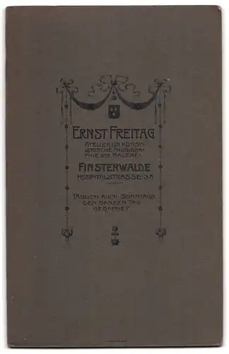 Fotografie E. Freitag, Finsterwalde, Hospitalstr. 3a, ältere Dame mit einem Buch am Tisch sitzend