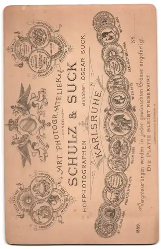Fotografie Schulz & Suck, Karlsruhe i. B., Portrait junger Herr in einfachem Anzug