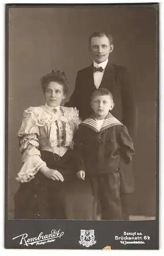 Fotografie Rembrandt, Berlin s.o., Brückenstr. 6b, junges Ehepaar mit Sohn im Matrosenanzug