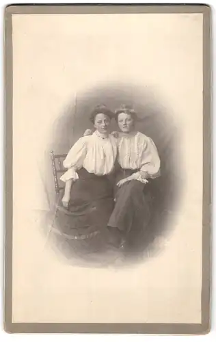 Fotografie unbekannter Fotograf und Ort, zwei junge Damen mit weissen Blusen und langen schwarzen Röcken