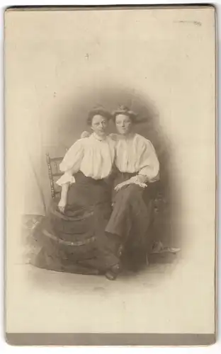 Fotografie unbekannter Fotograf und Ort, zwei junge Damen in weissen Blusen und schwarzen langen Röcken