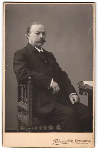 Fotografie Friedrich Carbow, Frankfurt a. M., Bleichstr.2, adrett aussehender Mann im schwarzen Anzug mit Schnurrbart