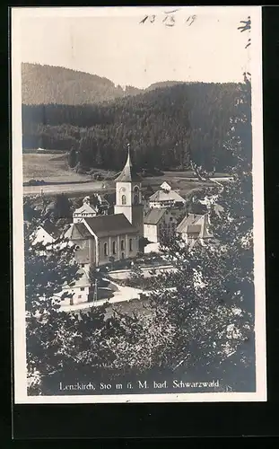 AK Lenzkirch /Bad. Schwarzwald, Ortsansicht mit Kirche