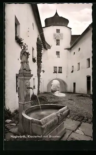AK Höglwörth, Klosterhof mit Brunnen