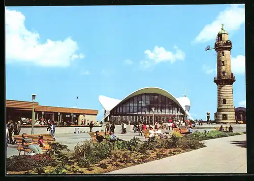 AK Rostock-Warnemünde, Konsum-Gaststätte Teepott mit sich sonnenden Passanten