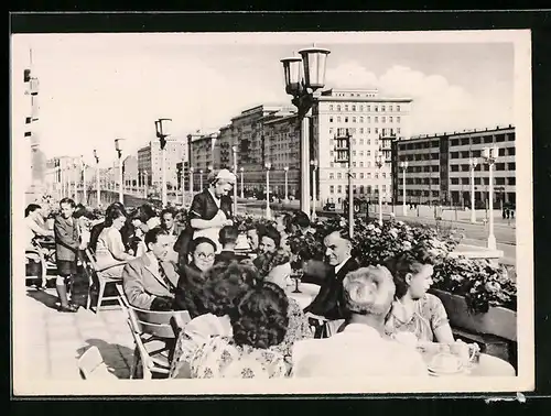 AK Berlin, Café Warschau mit Gästen an der Stalinallee