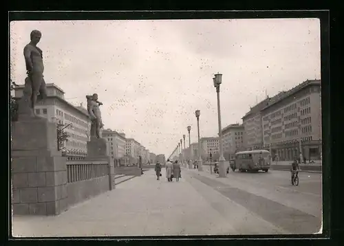 AK Berlin, Prachtstrasse mit modernen Bauten