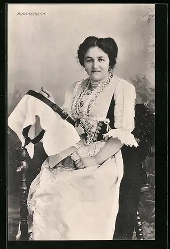 AK Appenzellerin in Tracht mit einem Stickrahmen