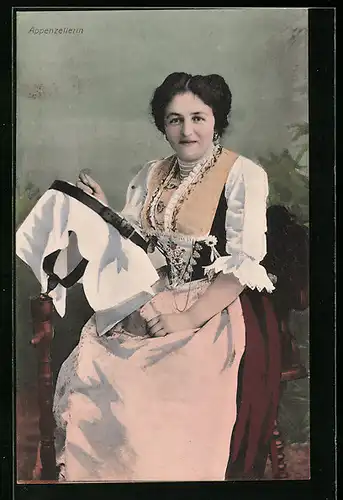 AK Appenzellerin in Tracht mit einem Stickrahmen