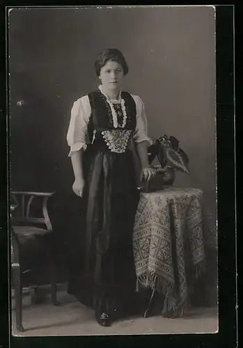 Foto-AK Junge Frau in Schweizertracht